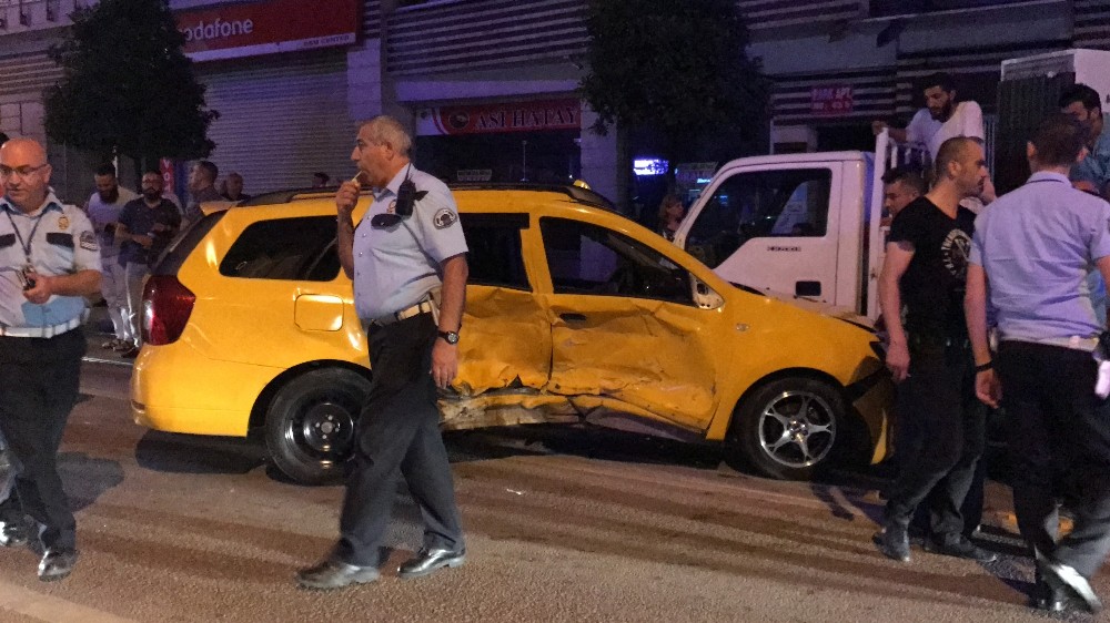 Ticari Taksiye Ortadan Çarptı, 4 Kişi Yaralandı