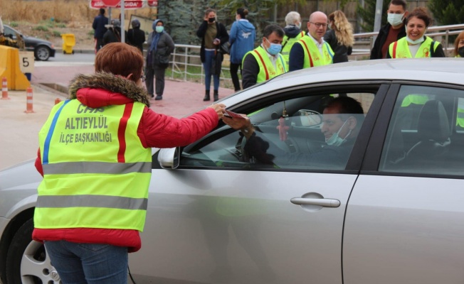 SARI SAĞLIK ÇALIŞANLARINA BROŞÜR DAĞITTI