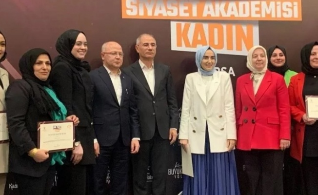 Bursa'da 20. dönem ‘Siyaset Akademisi Sertifika Töreni gerçekleşti