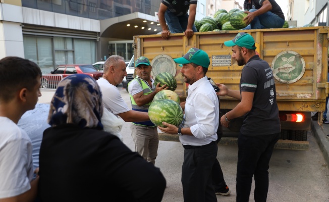 Büyükşehir hem çiftçiyi hem vatandaşı gülümsetti