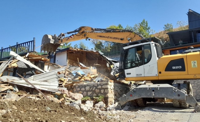 Gökçeören’de kaçak bir villa daha yıkıldı