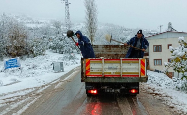 Köy yolları kara karşı tuzlandı