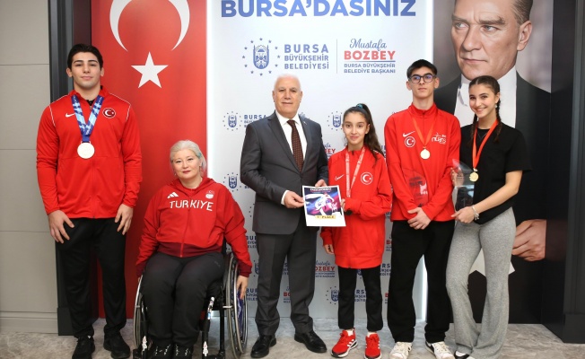 Şampiyon sporculardan Başkan Bozbey’e ziyaret