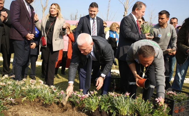 Kadınlar Günü’nde çiçekler toprakla buluştu