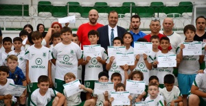 İZNİKSPOR YAZ FUTBOL OKULUNDA SERTİFİKA HEYECANI