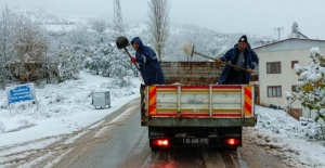 Köy yolları kara karşı tuzlandı